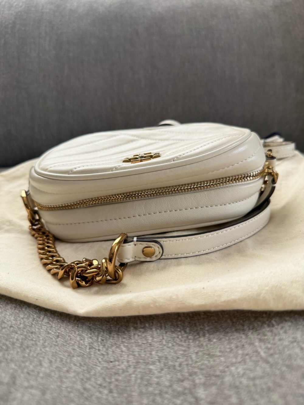 Tory Burch White Quilted Leather Crossbody with Gold Chain - Picture 4 of 9